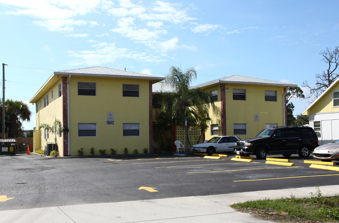 1940-1942 Passaic Ave in Ft. Myers, FL - Building Photo