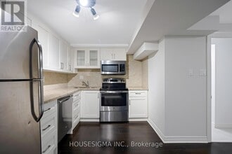 72 Redwood Ave in Toronto, ON - Building Photo - Building Photo