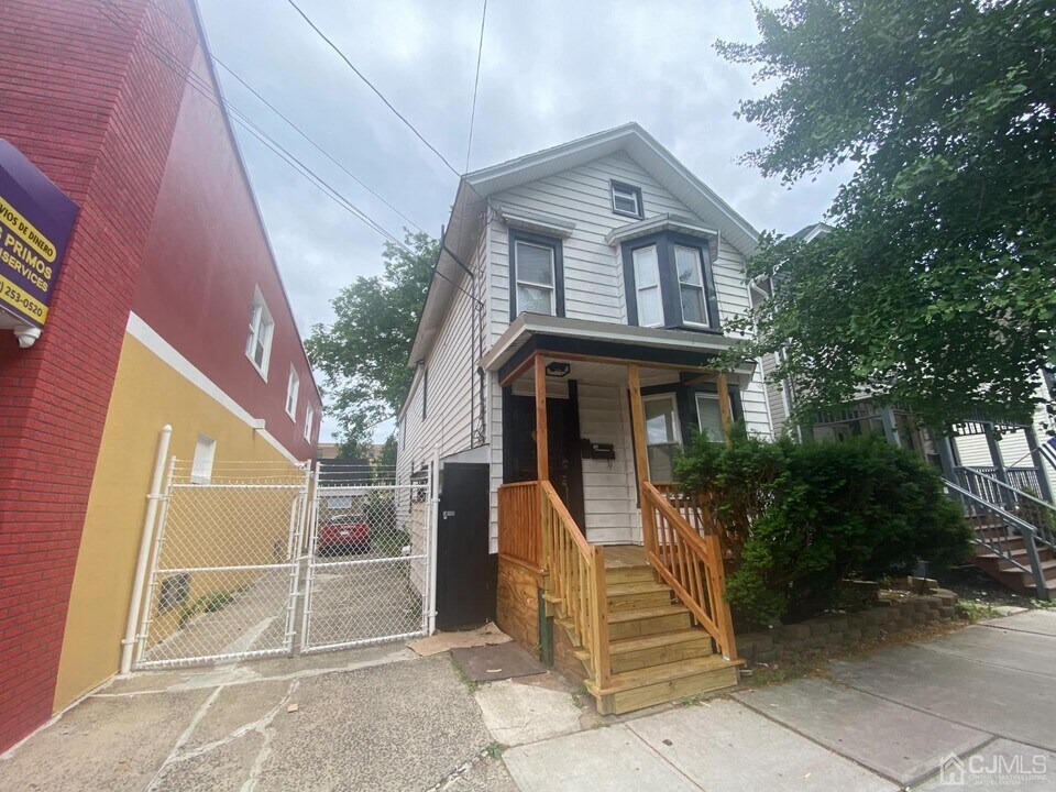 24 Joyce Kilmer Ave-Unit -2 in New Brunswick, NJ - Building Photo