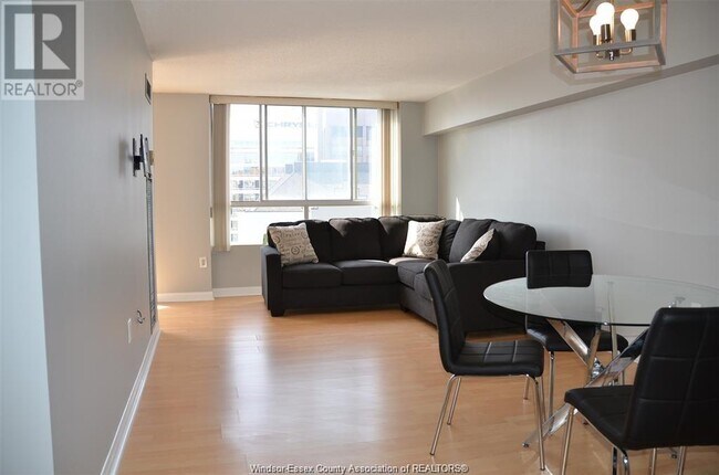75 Riverside Dr E in Windsor, ON - Building Photo - Building Photo