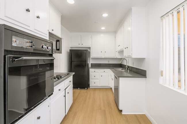 2803 Arizona Ave in Santa Monica, CA - Building Photo - Building Photo