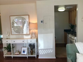 200 N Maple Ave, Unit 110 in Falls Church, VA - Foto de edificio - Building Photo