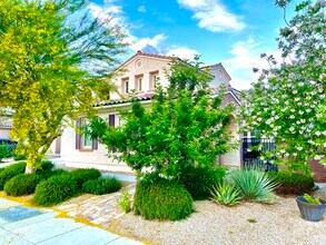 7140 Charter Crest St in North Las Vegas, NV - Foto de edificio - Building Photo