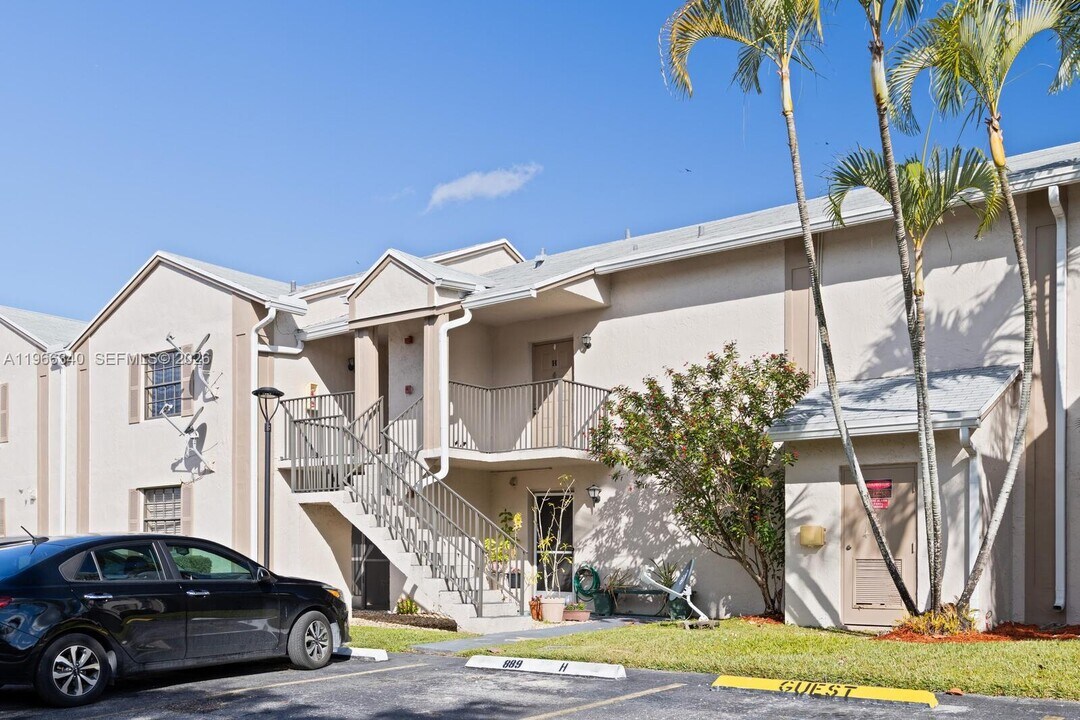 889 Hamilton Dr in Homestead, FL - Building Photo