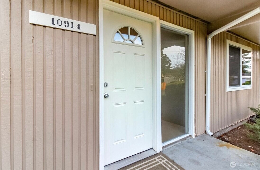 10914 108th St SW in Tacoma, WA - Foto de edificio