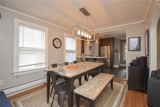 16 Vaughan Ave, Unit 2 in Newport, RI - Building Photo - Building Photo