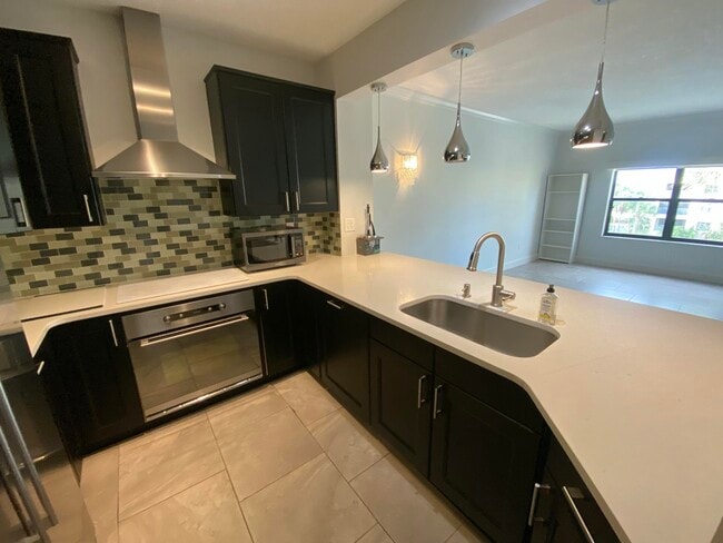 400 Uno Lago Dr in North Palm Beach, FL - Building Photo - Building Photo