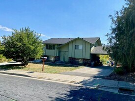 345 NW Thomas St in Pullman, WA - Building Photo