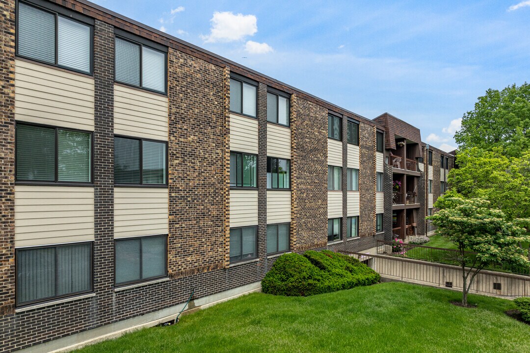 Raintree Condominiums in Glen Ellyn, IL - Foto de edificio