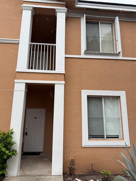7070 NW 177th St in Hialeah, FL - Building Photo