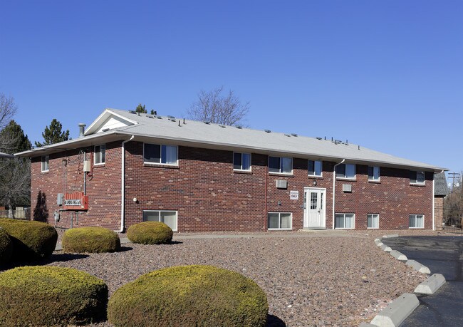 Heritage House Apartments in Aurora, CO - Building Photo - Building Photo