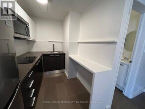 213-213 Queen St E in Toronto, ON - Building Photo - Building Photo