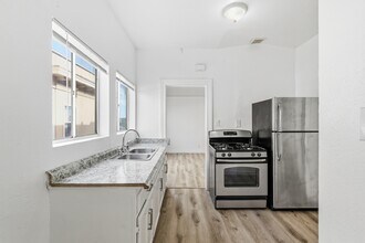 707 W 48th St, Unit 707 1/2 in Los Angeles, CA - Foto de edificio - Building Photo