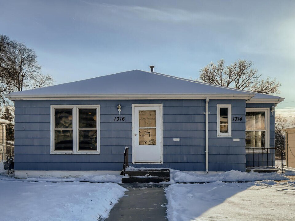 1316 Oxford St in Hopkins, MN - Foto de edificio