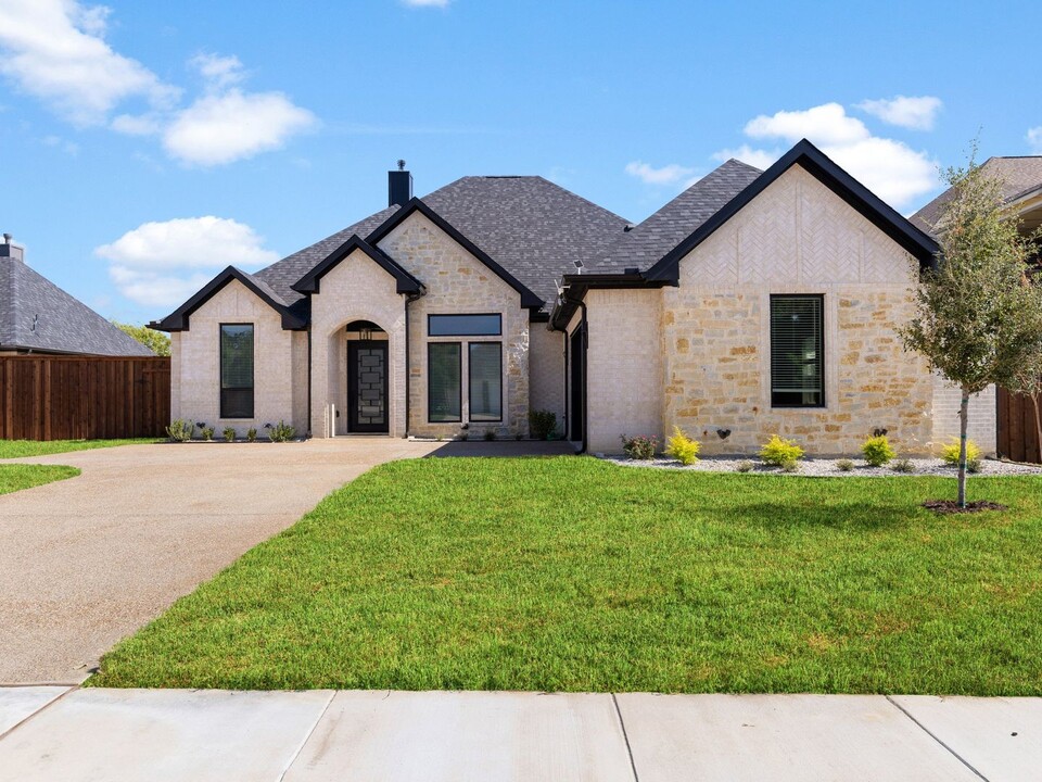 8103 Oak Hollow Dr in Arlington, TX - Building Photo