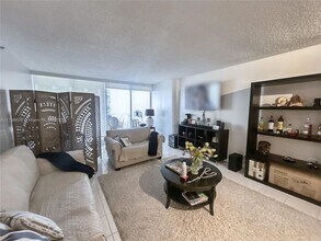 1717 N Bayshore Dr, Unit A-2542 in Miami, FL - Building Photo - Building Photo