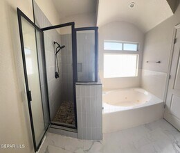 11329 Manuel Moreno Dr in El Paso, TX - Foto de edificio - Building Photo