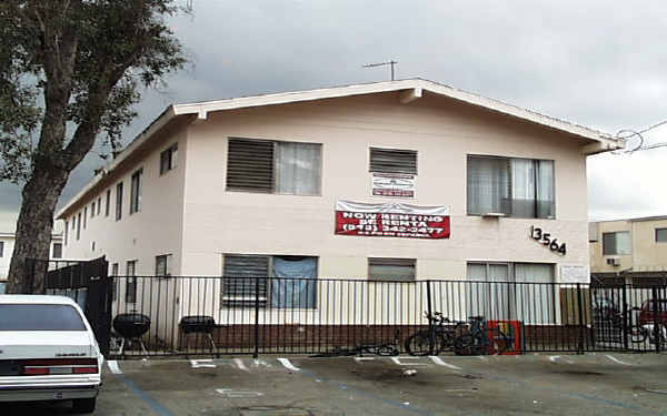 13564 Cantlay St in Van Nuys, CA - Building Photo