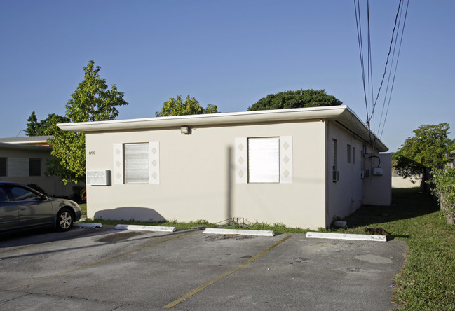 890-900 SW 66th Ave in Miami, FL - Foto de edificio - Building Photo