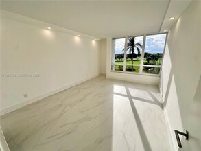 6797 Willow Wood Dr in Boca Raton, FL - Foto de edificio - Building Photo