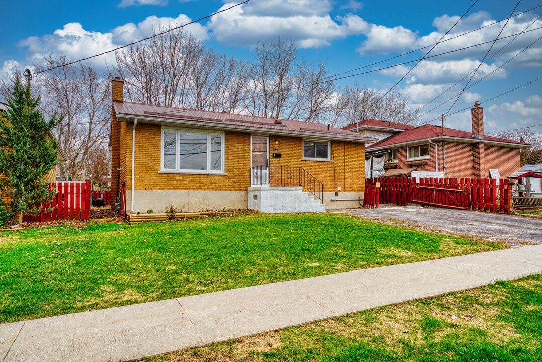 134 Weller Ave in Kingston, ON - Building Photo