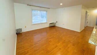 25 Steeplechase Ct in Franklin Township, NJ - Building Photo