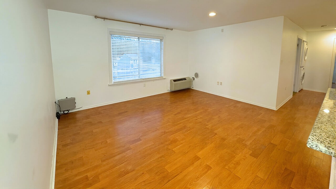 25 Steeplechase Ct in Franklin Township, NJ - Building Photo