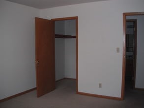 Colonial Manor Apartments in Greenfield, WI - Foto de edificio - Building Photo