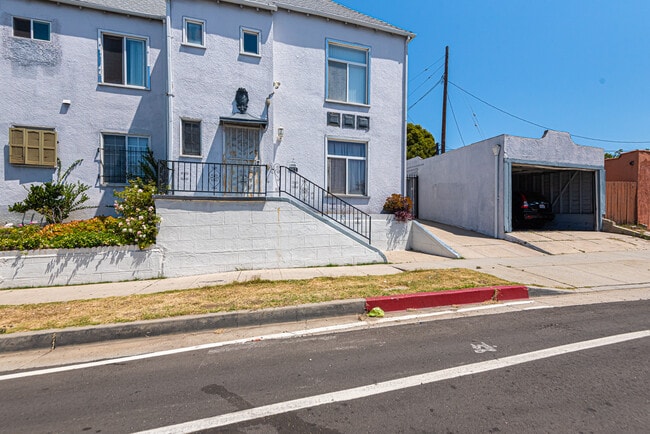 4915 San Vicente Blvd, Unit LARGE UPPER ONE BD DUPLEX, Unit LARGE UPPER ONE BD DUPLEX