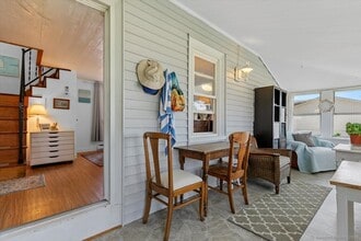 8 Hill Ave in Stonington, CT - Building Photo - Building Photo