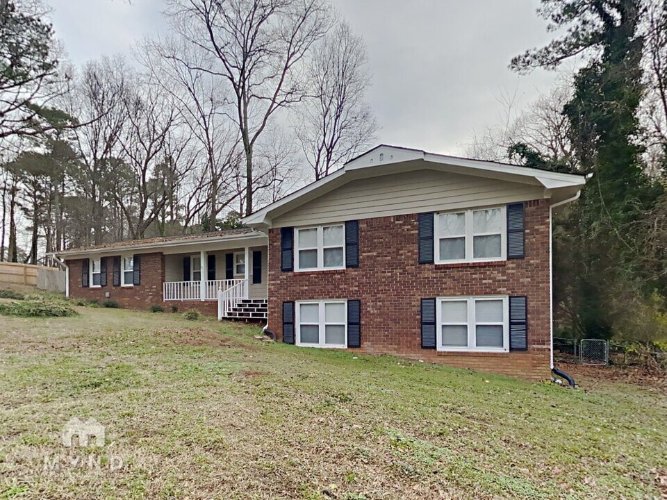 2550 Stoney Brook Ln in Marietta, GA - Building Photo