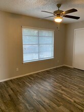 1235 Cavender Dr in Hurst, TX - Foto de edificio - Building Photo