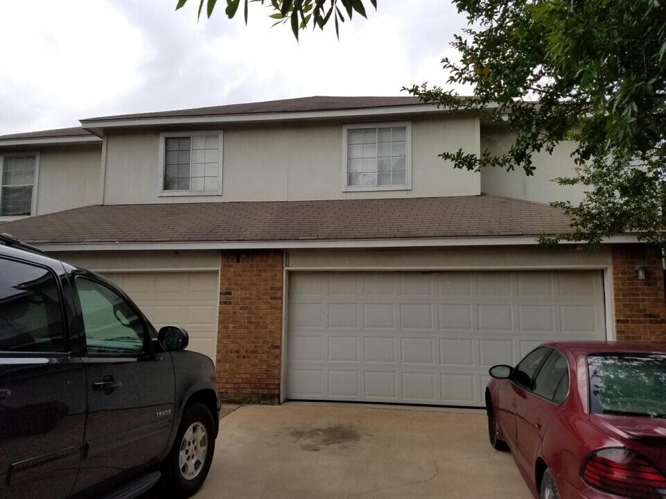125-127 Cedargrove in San Marcos, TX - Building Photo