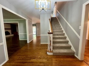 1685 Lochcrest Dr in Chesterfield, MO - Foto de edificio - Building Photo