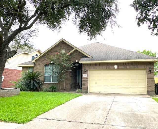 3215 Worthington Dr in Pearland, TX - Building Photo