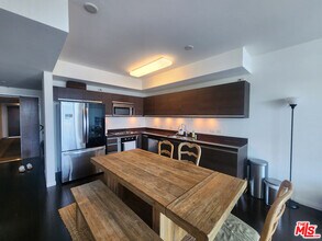 3785 Wilshire Blvd in Los Angeles, CA - Building Photo - Building Photo
