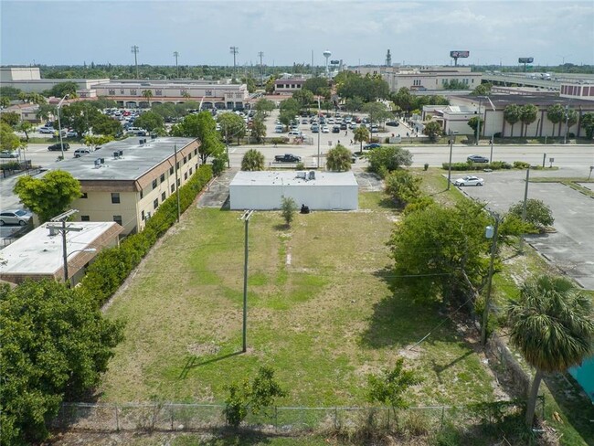 1744 Lake Worth Rd in Lake Worth, FL - Foto de edificio - Building Photo