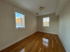 1110 Massachusetts Ave, Unit 3 in Cambridge, MA - Building Photo - Building Photo