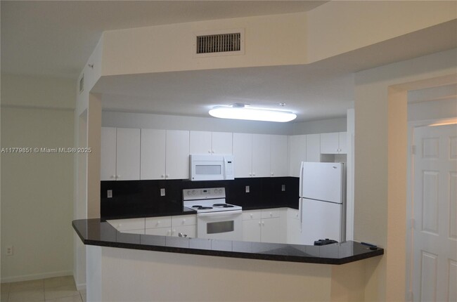 10902 NW 83rd St in Doral, FL - Building Photo - Building Photo