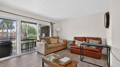200 NW 87th Ave, Unit J217 in Miami, FL - Building Photo - Building Photo
