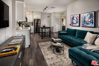 687 S Hobart Blvd in Los Angeles, CA - Foto de edificio - Building Photo