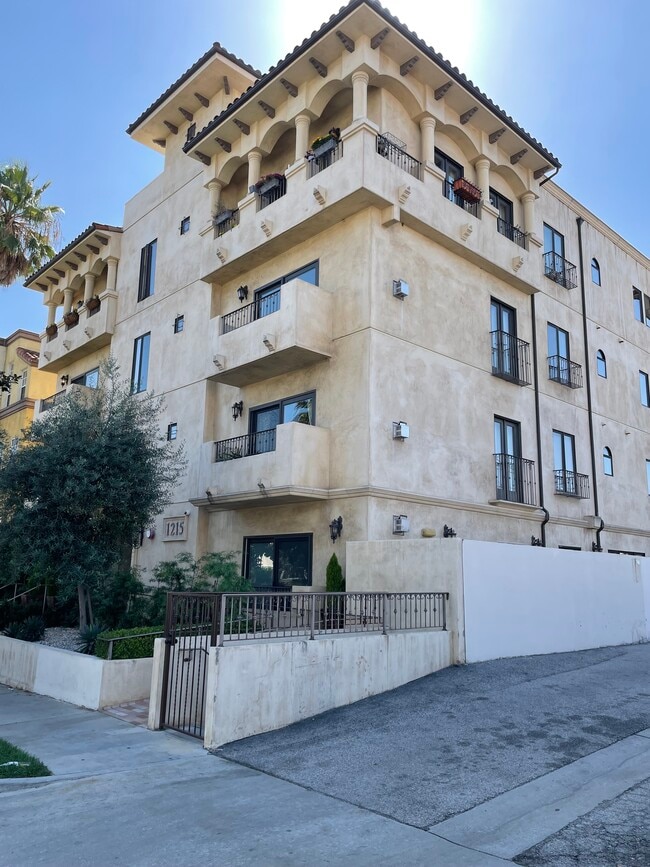 1215 Armacost Ave, Unit 302 in Los Angeles, CA - Foto de edificio - Building Photo