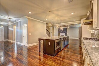 4527 Bridgeway Rd in Atlanta, GA - Foto de edificio - Building Photo