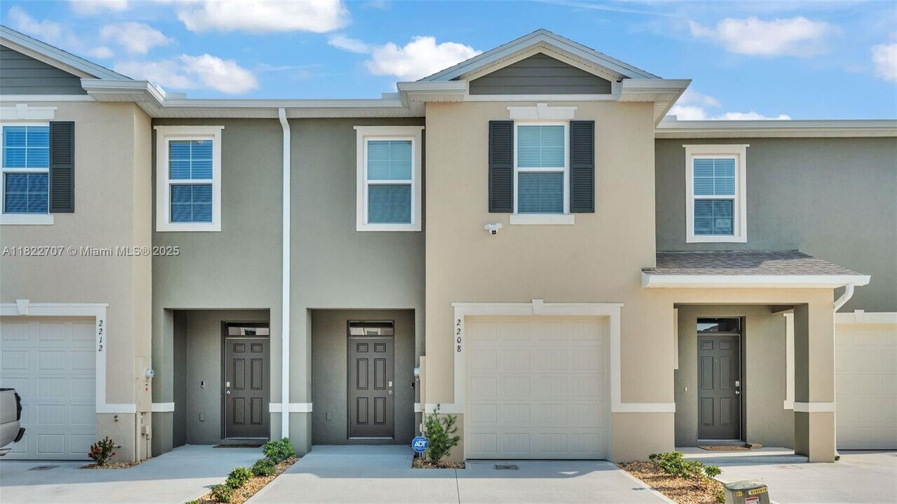 2208 Tongass Bnd in Davenport, FL - Foto de edificio