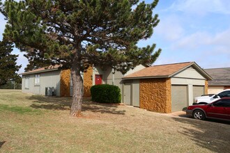 Cottages at UCO in Edmond, OK - Building Photo - Building Photo