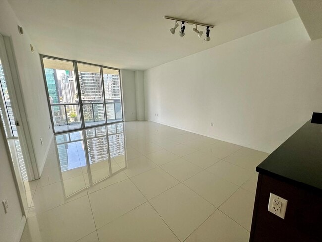 475 Brickell Ave, Unit 1614 in Miami, FL - Building Photo - Building Photo