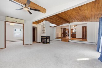 987 County Road C2 W, Unit 1 in Roseville, MN - Foto de edificio - Building Photo