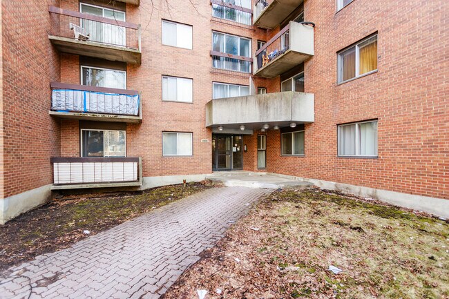 4830 Queen-Mary Ch in Montréal, QC - Building Photo - Building Photo