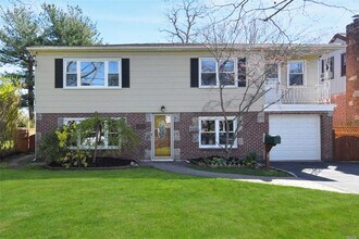 6 Dunes Ln, Unit 2nd Floor in Port Washington, NY - Foto de edificio - Building Photo