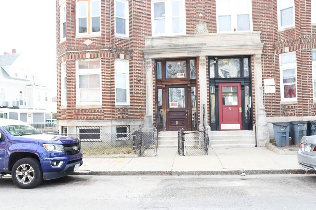 6 Waumbeck St, Unit 2 in Boston, MA - Foto de edificio